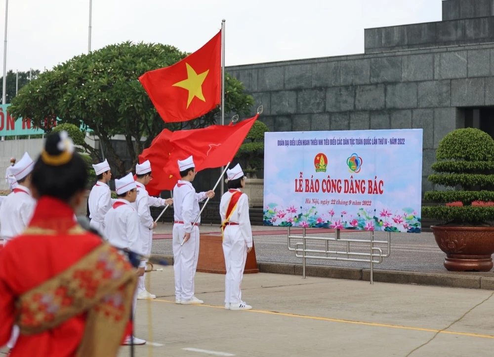 Lễ báo công dâng Bác sáng 22-9 của đại biểu tham dự liên hoan Thiếu nhi tiêu biểu các dân tộc toàn quốc lần thứ IV