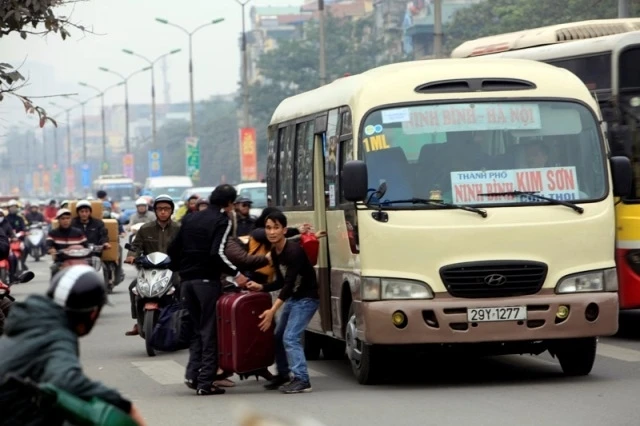 Xe dù, bến cóc đang lộng hành gây ùn tắc giao thông ở nhiều thành phố