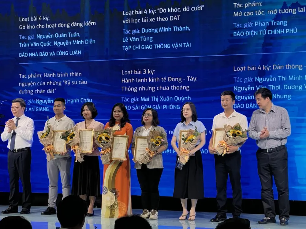 Ban tổ chức trao giải khuyến khích cho các tác giả