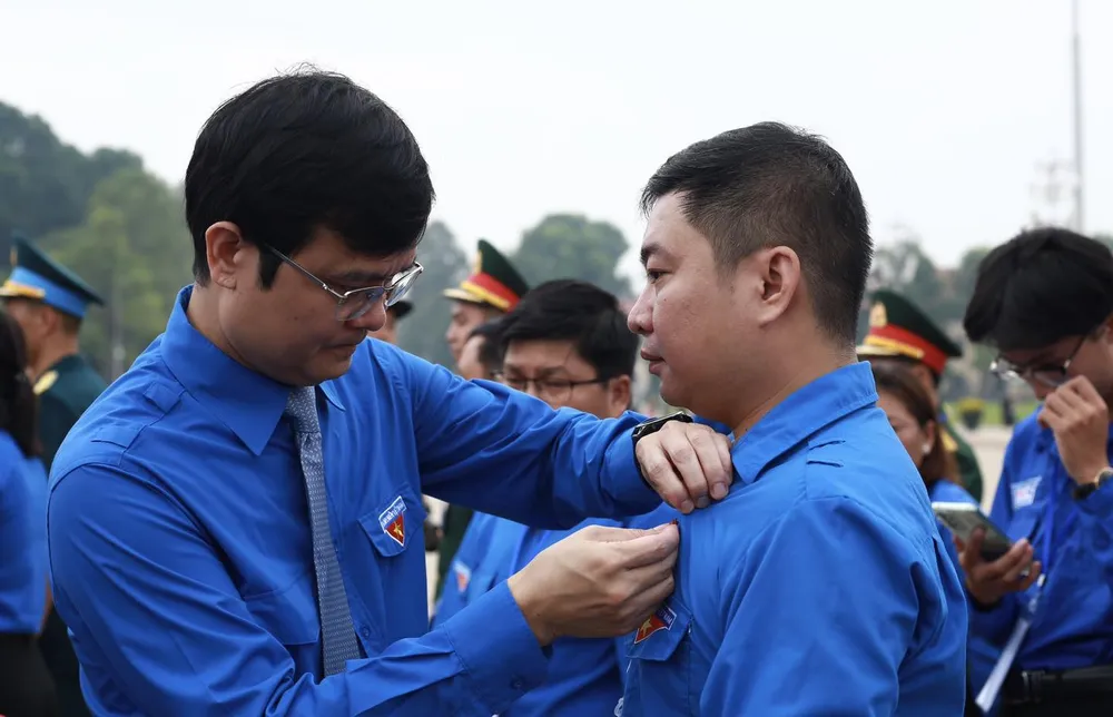 Bí thư thứ nhất Trung ương Đoàn Bùi Quang Huy trao Huy hiệu tuổi trẻ làm theo lời Bác cho các đại biểu thanh niên tiên tiến Bí thư thứ nhất Trung ương Đoàn Bùi Quang Huy trao Huy hiệu tuổi trẻ làm theo lời Bác cho các đại biểu thanh niên tiên tiến