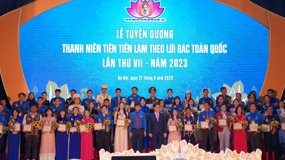 Lễ tuyên dương thanh niên tiêu biểu làm theo lời Bác năm 2023. Ảnh: VIẾT CHUNG