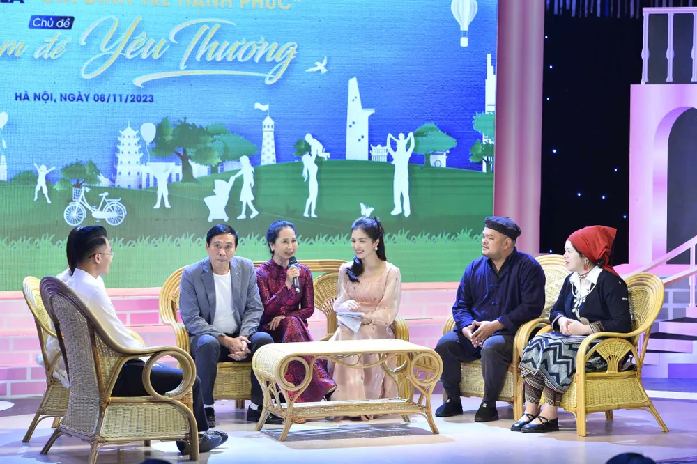 Các gia đình trẻ tiêu biểu giao lưu tại gala Các gia đình trẻ tiêu biểu giao lưu tại gala