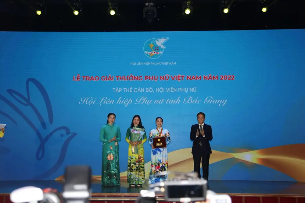 Ban tổ chức trao Giải thưởng Phụ nữ Việt Nam năm 2022, 2023 cho các tập thể, cá nhân