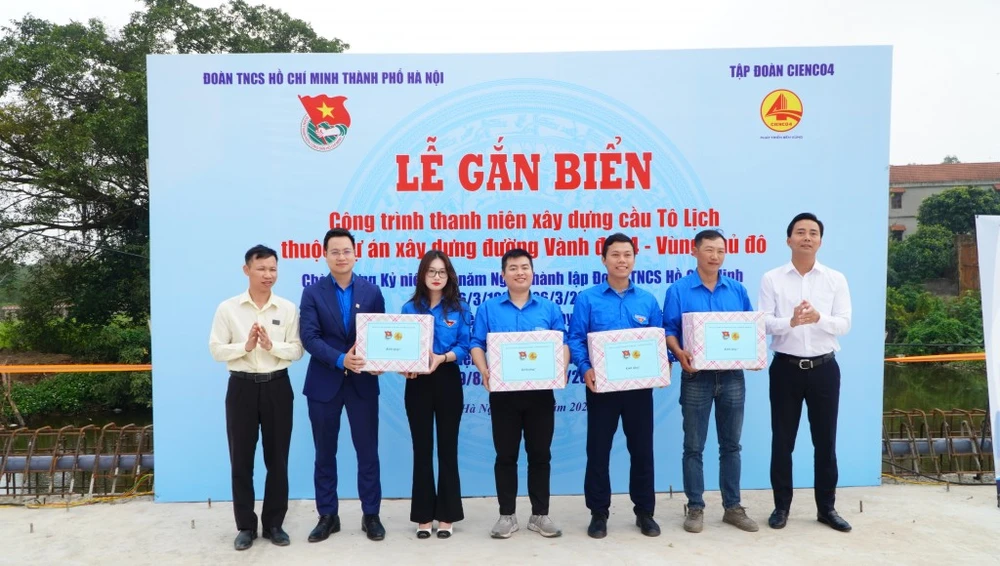 Lễ gắn biển "Công trình thanh niên xây dựng cầu Tô Lịch thuộc Dự án xây dựng đường Vành đai 4 - Vùng Thủ đô”