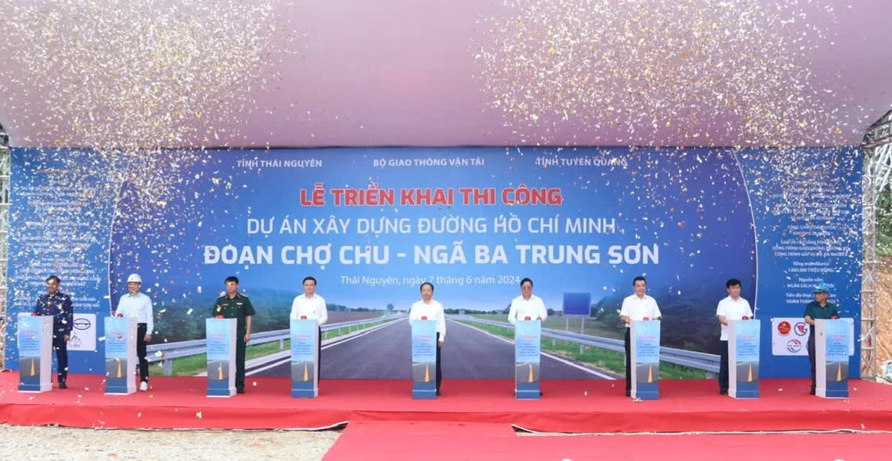 Lễ Triển khai thi công dự án đường Hồ Chí Minh đoạn Chợ Chu - ngã ba Trung Sơn