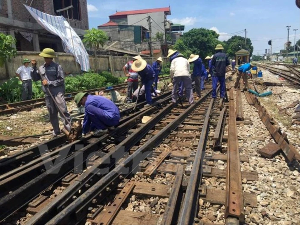 Công nhân đường sắt sửa chữa ghi bị hư hỏng