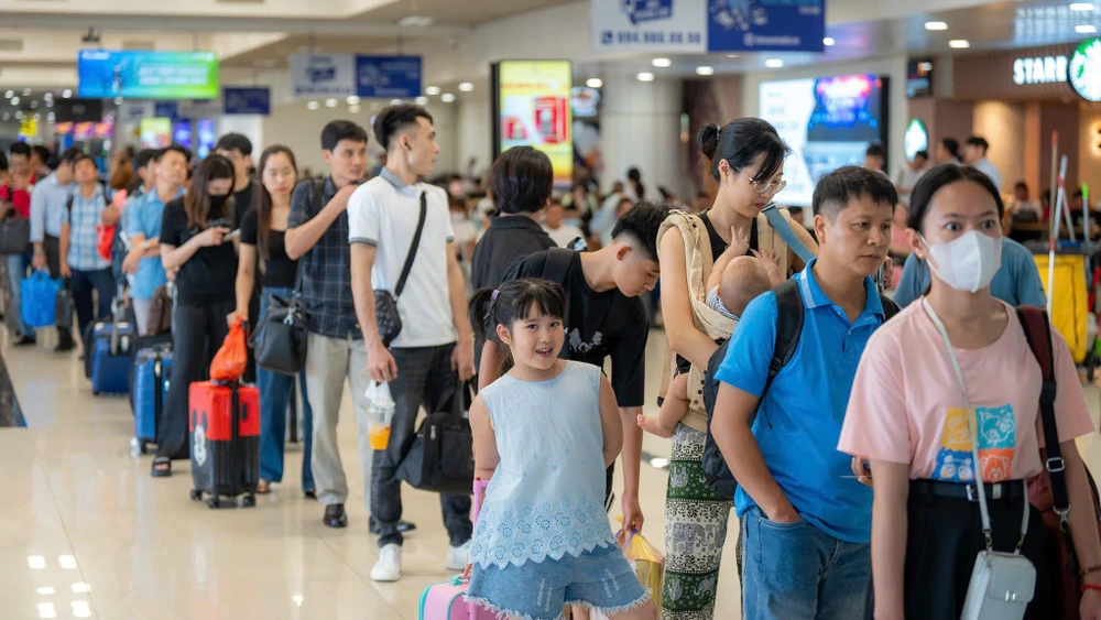 Hành khách đông đúc tại sân bay Nội Bài