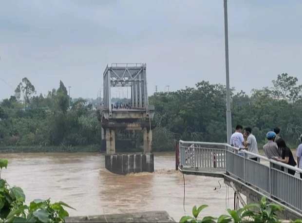 Phê duyệt khẩn cấp 9,13 tỷ đồng trục vớt cầu Phong Châu và các phương tiện bị chìm