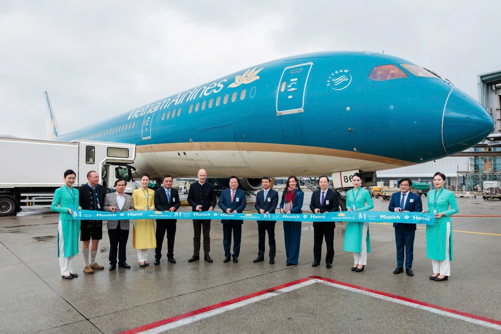 Cắt băng khai trương đường bay thẳng Hà Nội - Munich 2. Các đại biểu cắt băng khai trương đường bay thằng từ Việt Nam đến Munich (Đức).jpg