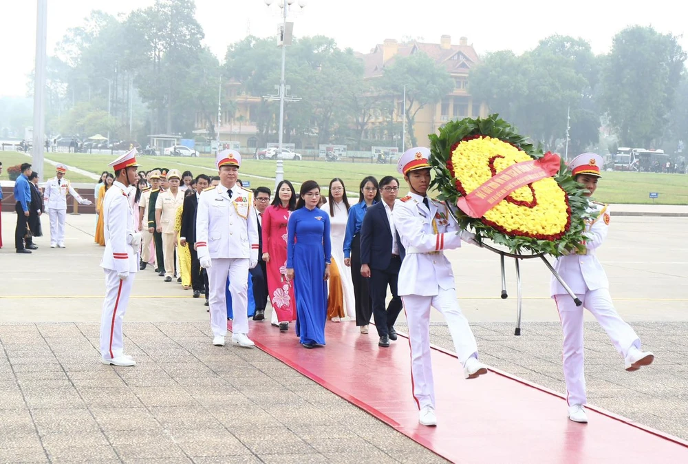 Đoàn đại biểu nhà giáo trẻ tiêu biểu vào Lăng viếng Chủ tịch Hồ Chí Minh