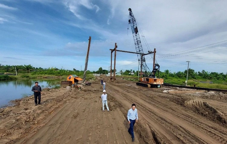 Dự án đường cao tốc Châu Đốc - Cần Thơ - Sóc Trăng chậm tiến độ do thiếu cát