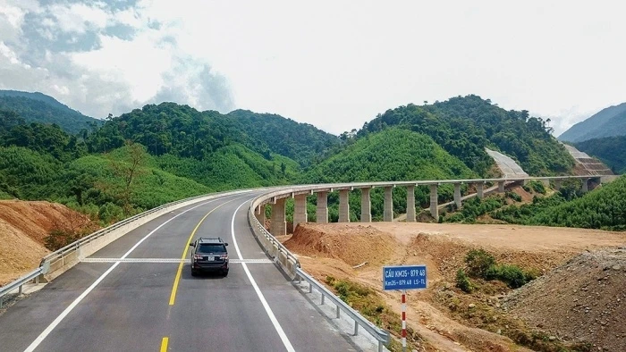 Tuyến đường Hồ Chí Minh dài 3.183km từ Pác Bó (Cao Bằng) đến Đất Mũi (Cà Mau)