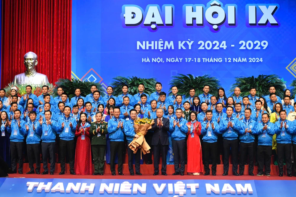 Tổng Bí thư Tô Lâm chúc mừng Ủy ban Trung ương Hội LHTN Việt Nam khóa IX gồm 135 anh, chị. Ảnh: QUANG PHÚC BCH ra mat.jpg