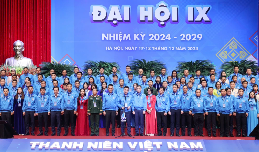 Ủy ban Trung ương Hội LHTN Việt Nam khóa IX gồm 135 anh, chị ra mắt đại hội. Ảnh: QUANG PHÚC BCH ra mat.jpg