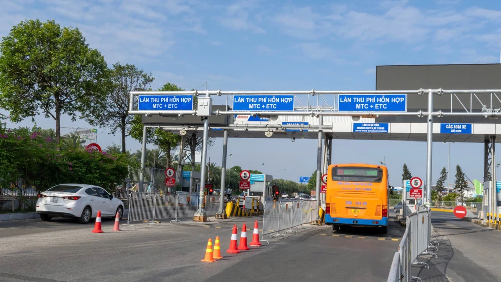 Thu phí tự động tại đường ra vào sân bay Nội Bài