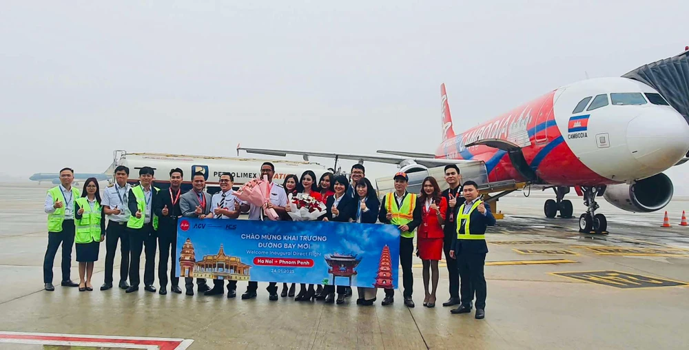 Chuyến bay KT620 của Hãng hàng không AirAsia Cambodia từ Phnom Penh, Campuchia đã hạ cánh an toàn tại Cảng HKQT Nội Bài