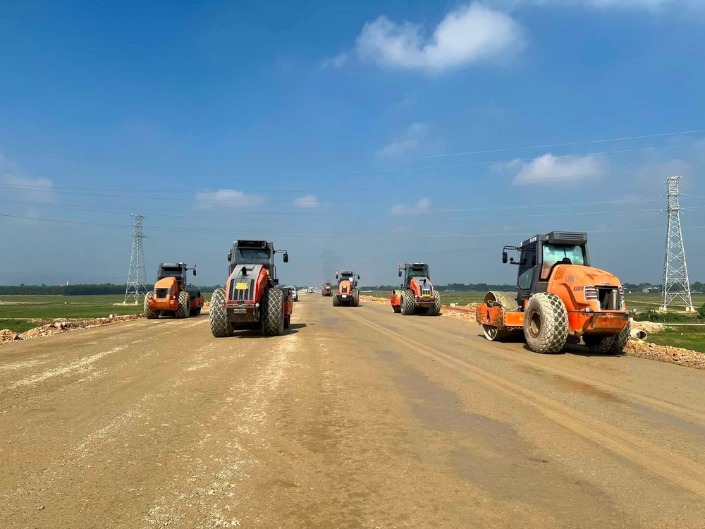 Đoạn tuyến cao tốc Hàm Nghi - Vũng Áng đang chạy đua tiến độ