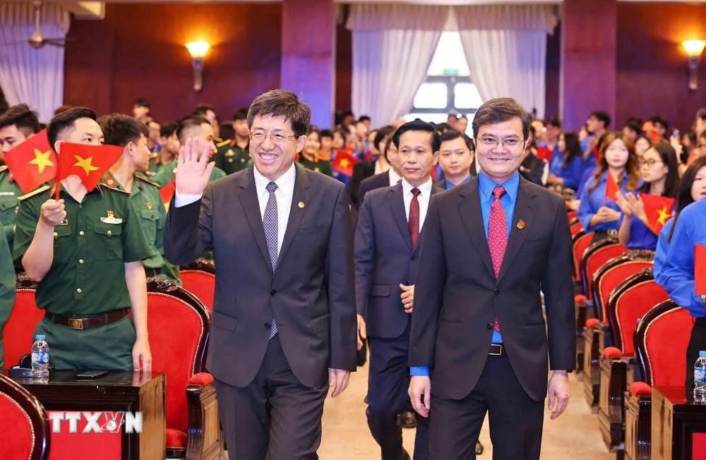 Đồng chí A Đông, Bí thư thứ nhất Ban Bí thư Trung ương Đoàn TNCS Trung Quốc và đồng chí Bùi Quang Huy, Bí thư thứ nhất Ban Chấp hành Trung ương Đoàn TNCS Hồ Chí Minh tại lễ khai mạc Dien dan 1.jpg