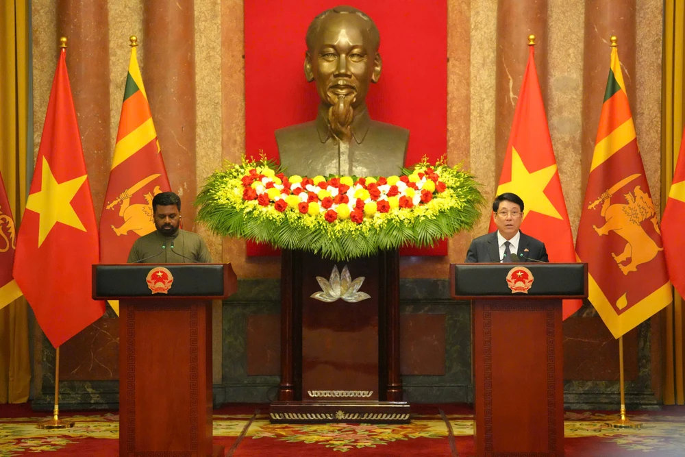 Chủ tịch nước Lương Cường và Tổng thống Sri Lanka Anura Kumara Dissanayaka đồng chủ trì gặp gỡ báo chí sau cuộc hội đàm. Ảnh: ĐỖ TRUNG Hop bao.jpg