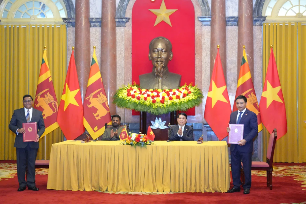 Chủ tịch nước Lương Cường và Tổng thống Sri Lanka Anura Kumara Dissanayaka chứng kiến lễ ký kết các văn kiện hợp tác. Ảnh: ĐỖ TRUNG Ky ket 4.jpg