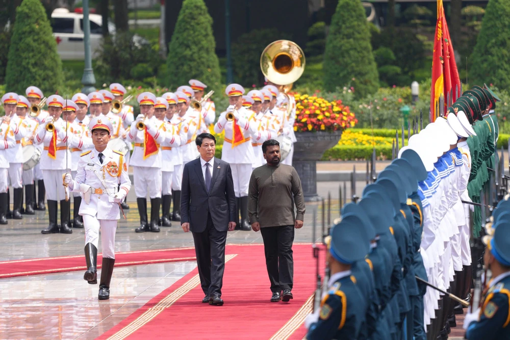 Chủ tịch nước Lương Cường và Tổng thống Sri Lanka Anura Kumara Dissanayaka duyệt đội danh dự Quân đội nhân dân Việt Nam. Ảnh: ĐỖ TRUNG Le don 2.jpg
