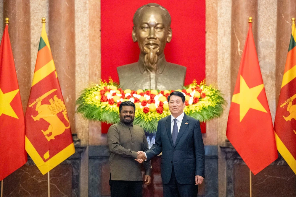 Chủ tịch nước Lương Cường và Tổng thống Sri Lanka Anura Kumara Dissanayaka chụp ảnh chung. Ảnh: ĐỖ TRUNG. Le don 4.jpg