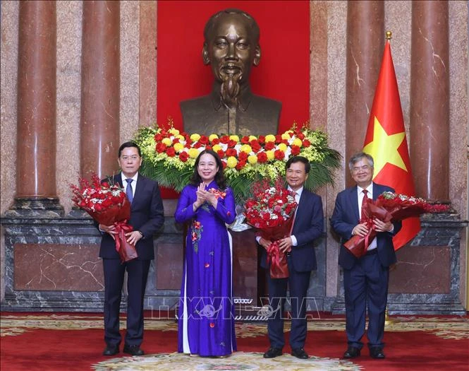 Phó Chủ tịch nước Võ Thị Ánh Xuân tặng hoa chúc mừng các đồng chí mới được bổ nhiệm. Ảnh: TTXVN CTN 2.jpg