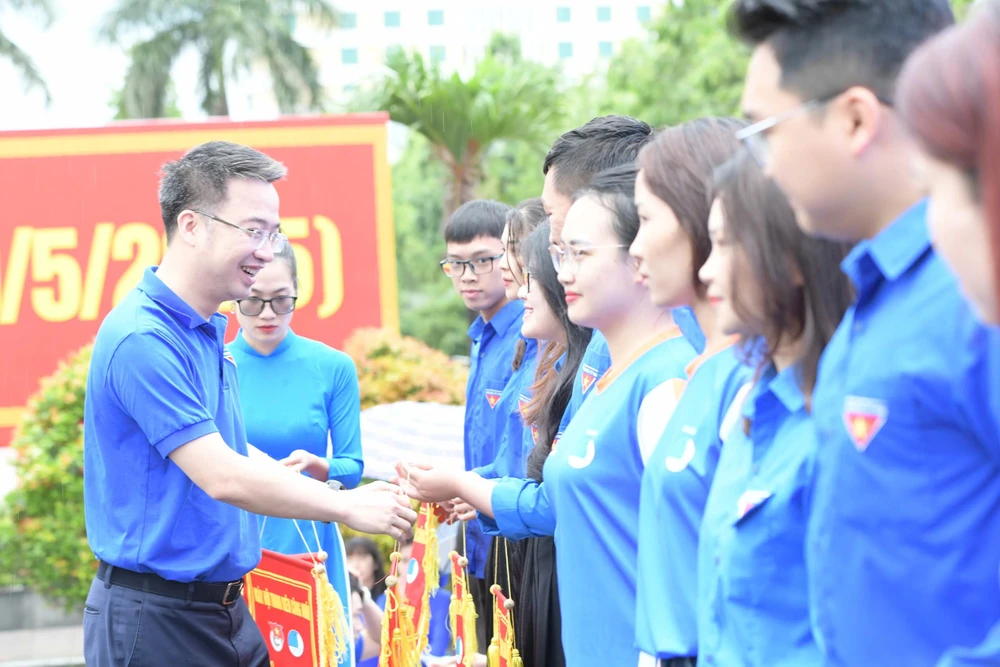 Bí thư Trung ương Đoàn Nguyễn Tường Lâm trao quà tặng cho các thanh niên công nhân tham gia ngày hội 1000001191.jpg