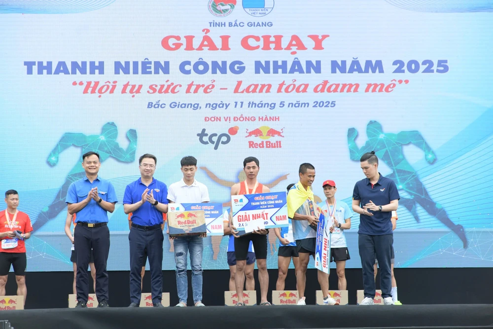 Trao giải thưởng cho các thanh niên công nhân đạt thành tích cao trong giải chạy 1000001195.jpg