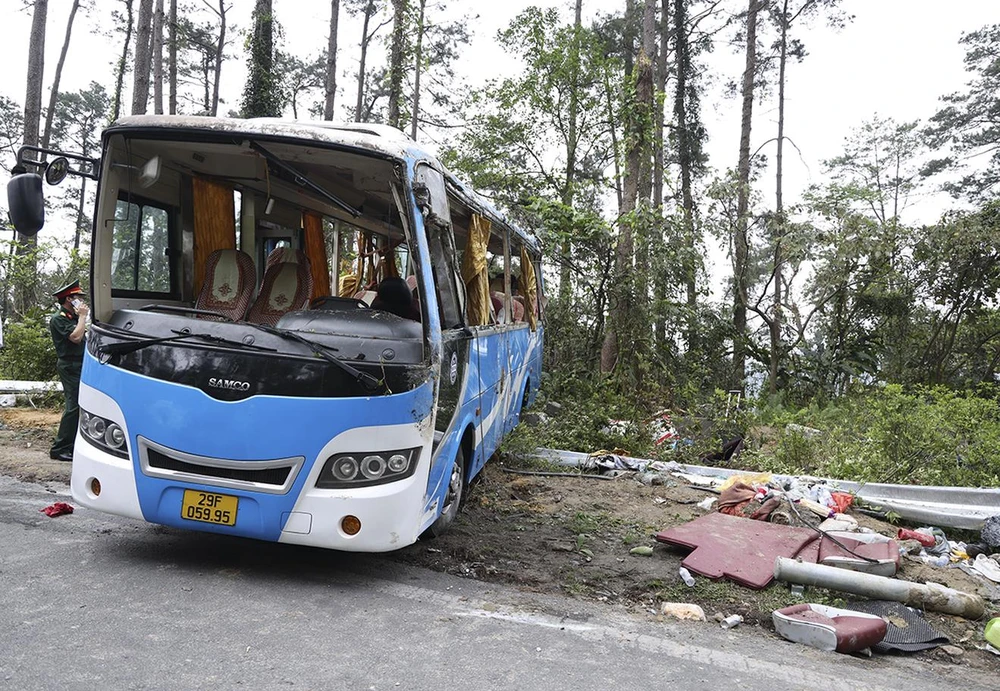 Vụ tai nạn lật xe khách tại Vĩnh Phúc ngày 26-4 Lat xe khach Vinh Phuc.jpg