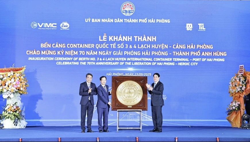 Chủ tịch nước Lương Cường tặng quà, động viên cán bộ, nhân viên Công ty cổ phần Cảng Hải Phòng chiều 13-5. Ảnh: VIẾT CHUNG Khanh thanh 1.jpeg