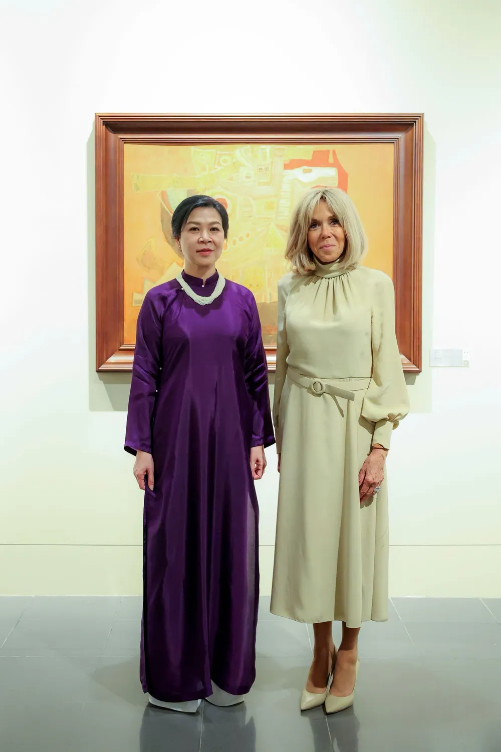 Phu nhân Tổng Bí thư, bà Ngô Phương Ly và phu nhân Tổng thống Pháp, bà Brigitte Macron thăm Bảo tàng Mỹ thuật Việt Nam chiều 26-5. Ảnh: QUANG PHÚC. 1000002202.jpg