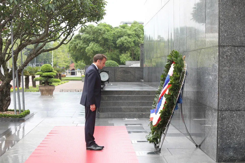 Tổng thống Pháp Emmanuel Macron và Phu nhân cùng đoàn đại biểu cấp cao Pháp vào Lăng viếng Chủ tịch Hồ Chí Minh sáng 26-5. Ảnh: QUANG PHÚC. TT9.jpg