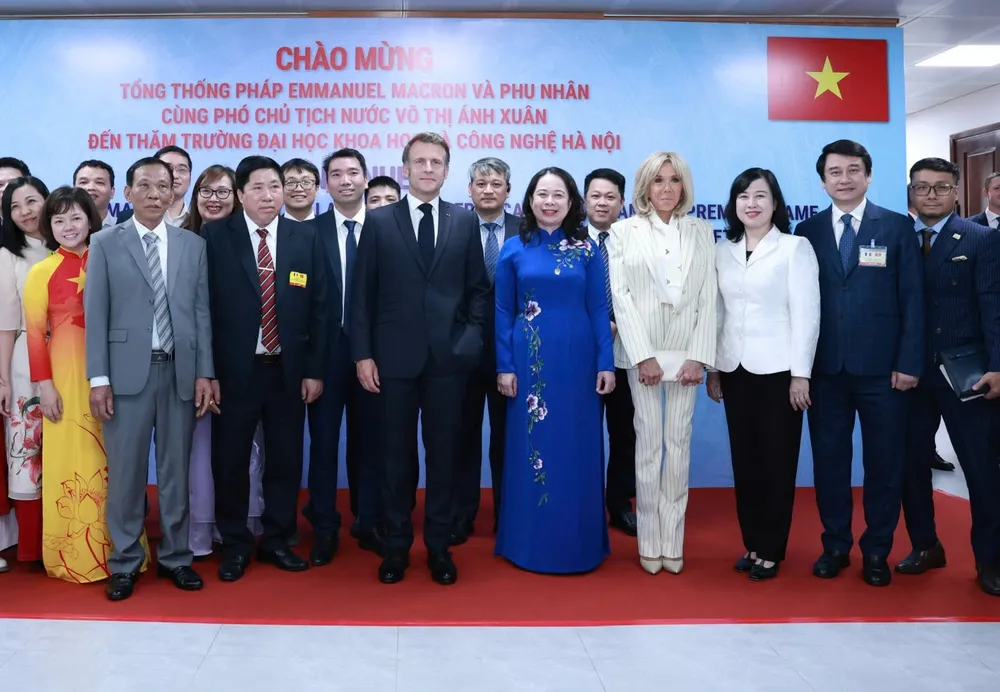 Phó Chủ tịch nước Võ Thị Ánh Xuân cùng Tổng thống Cộng hòa Pháp Emmanuel Macron và Phu nhân chụp ảnh cùng cán bộ, giảng viên Trường Đại học Khoa học và Công nghệ Hà Nội. Ảnh: VIẾT CHUNG 1000002217.jpg