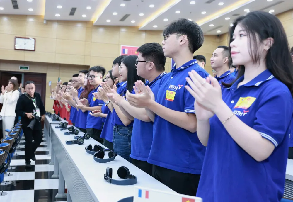 Sinh viên Trường Đại học Khoa học và Công nghệ Hà Nội chào đón Phó chủ tịch nước Võ Thị Ánh Xuân cùng Tổng thống Cộng hòa Pháp Emmanuel Macron và Phu nhân. Ảnh: VIẾT CHUNG 1000002219.jpg