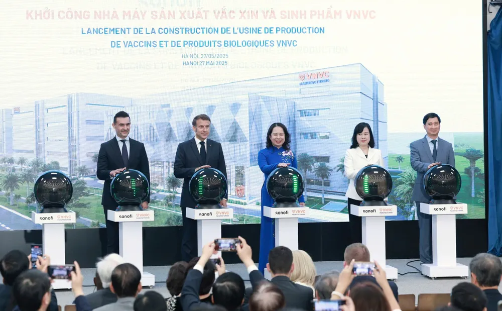 Phó Chủ tịch nước Võ Thị Ánh Xuân cùng Tổng thống Cộng hòa Pháp Emmanuel Macron đã dự lễ và bấm nút khởi công dự án xây dựng Nhà máy sản xuất vaccine VNVC. Ảnh: VIẾT CHUNG 1000002224.jpg