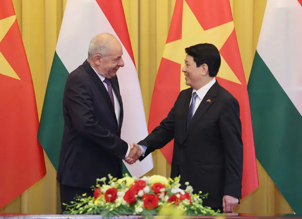 Chủ tịch nước Lương Cường và Tổng thống Hungary Sulyok Tamás. Ảnh: VIẾT CHUNG 1000002246.jpg