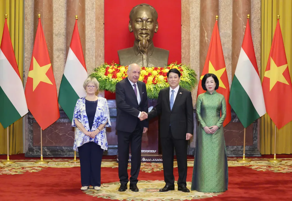 Chủ tịch nước Lương Cường và Phu nhân chào mừng Tổng thống Hungary Sulyok Tamás và Phu nhân. Ảnh: VIẾT CHUNG 1000002249.jpg