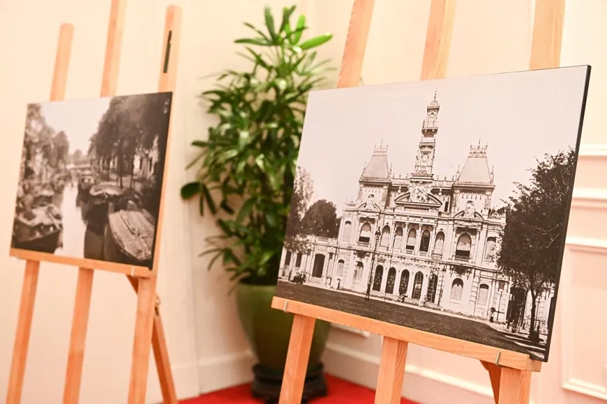 Những bức ảnh trưng bày tại triển lãm lần đầu tiên được giới thiệu rộng rãi trước công chúng. Ảnh: VIẾT CHUNG Trien lam 3.jpg