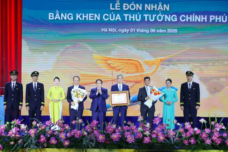 Thủ tướng Phạm Minh Chính đã trao bằng khen đến Tổng Công ty Hàng không Việt Nam VNA 1.jpg
