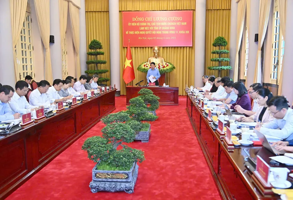 Chủ tịch nước Lương Cường chủ trì cuộc làm việc với Tỉnh ủy Quảng Ninh về việc thực hiện Nghị quyết Hội nghị lần thứ 11 Ban Chấp hành Trung ương Đảng khóa XIII, sáng 5-6. Ảnh: VIẾT CHUNG CTN QN.jpg