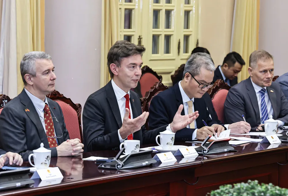 Đại sứ EU Julien Guerrier phát biểu tại cuộc tiếp, ngày 9-6. Ảnh: VIẾT CHUNG 1000002760.jpg