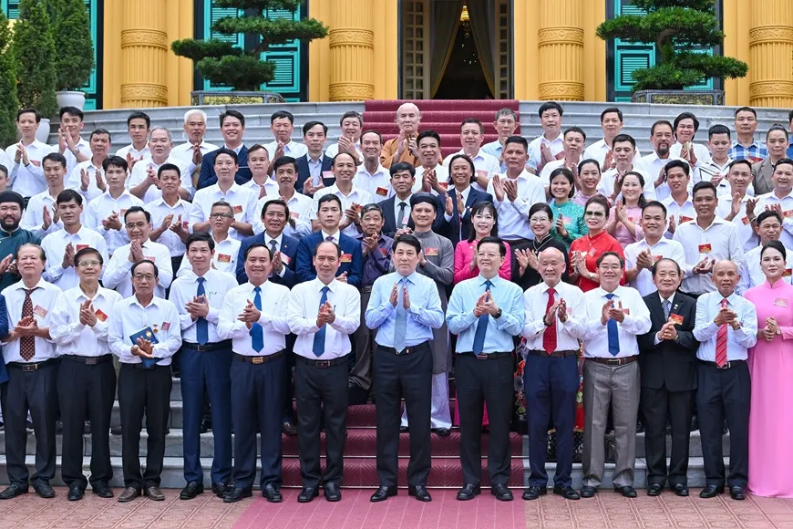 President Luong Cuong took a photo with typical artisans from craft villages nationwide on the afternoon of June 10. Photo: VIET CHUNG CTN3.jpg