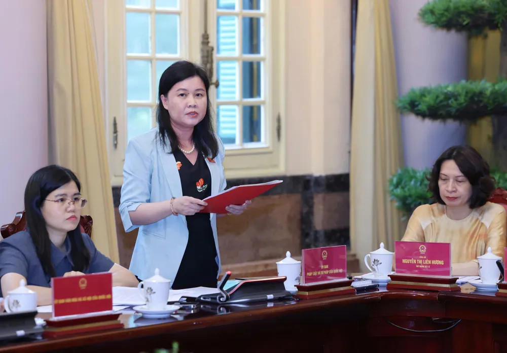 Phó Chủ nhiệm Ủy ban Pháp luật và Tư pháp của Quốc hội Nguyễn Phương Thủy tại họp báo. Ảnh: QUANG PHÚC 1000005106.jpg