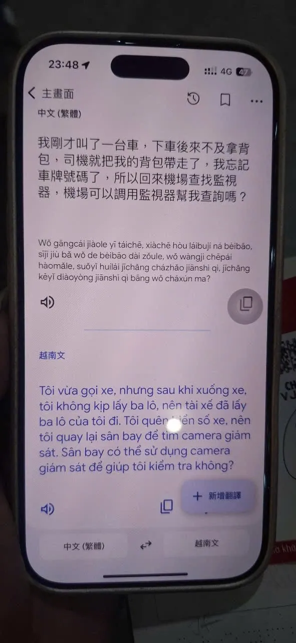 Hành khách người Trung Quốc nhờ dịch qua Google Translate để tìm kiếm sự giúp đỡ Noi Bai 2.jpg