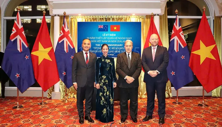 Đại sứ Phan Minh Giang cùng phu nhân chụp ảnh kỷ niệm cùng các khách mời tại lễ kỷ niệm hôm 17-6. (Ảnh: Đại sứ quán Việt Nam tại New Zealand)
