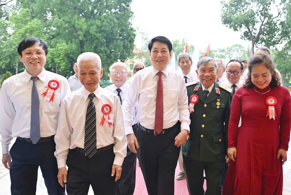 6月20日朝、ルオン・クオン大統領と全国の優秀なジャーナリストたち。写真:VIET CHUNG 1000005213.jpg