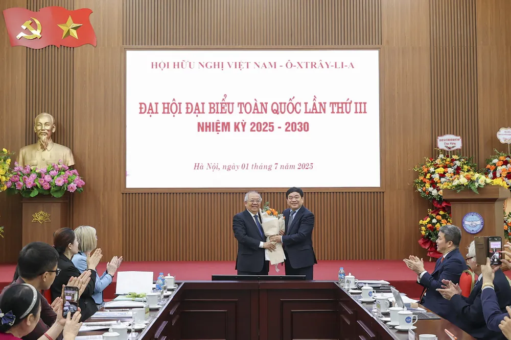 GS.TS Trần Thọ Đạt, Chủ tịch Hội đồng Khoa học và Đào tạo Trường Đại học Kinh tế - Quốc dân (bên phải) được bầu làm Chủ tịch Hội. Ảnh: VIẾT CHUNG. 1000005861.jpg