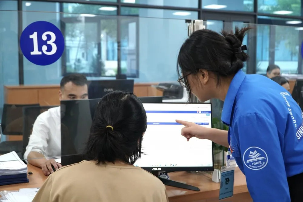 Các đội hình thanh niên tình nguyện triển khai hoạt động hỗ trợ trực tiếp tại Trung tâm Phục vụ hành chính công phường Cầu Giấy (TP Hà Nội), sáng 7-7 Ra quan 2.jpg
