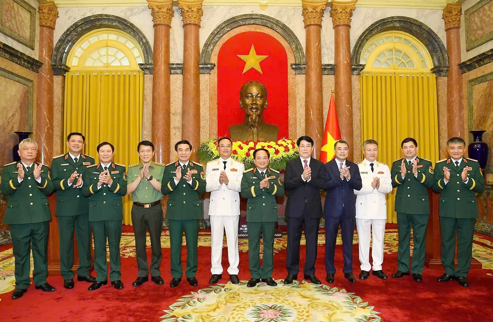 Chủ tịch nước Lương Cường cùng các đại biểu tại lễ công bố, trao quyết định thăng quân hàm ngày 14-7. Ảnh: VIẾT CHUNG Trao quan ham 2.jpg